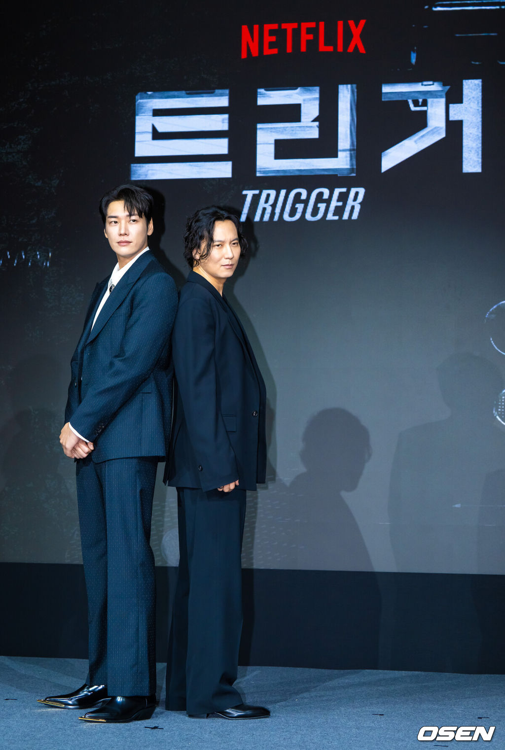 22일 서울 호텔 나루 서울 엠갤러리에서 넷플릭스 시리즈 '트리거' 제작발표회가 진행됐다.배우 김남길과 김영광, 길해연, 박훈이 출연하는 ‘트리거’는 총기 청정국으로 불리는 한국에서 갑자기 출처를 알 수 없는 불법 총기가 배달되기 시작하면서 벌어지는 이야기다. 배우 김남길과 김영광이 포즈를 취하고 있다. 2025.07.22 / soul1014@osen.co.kr