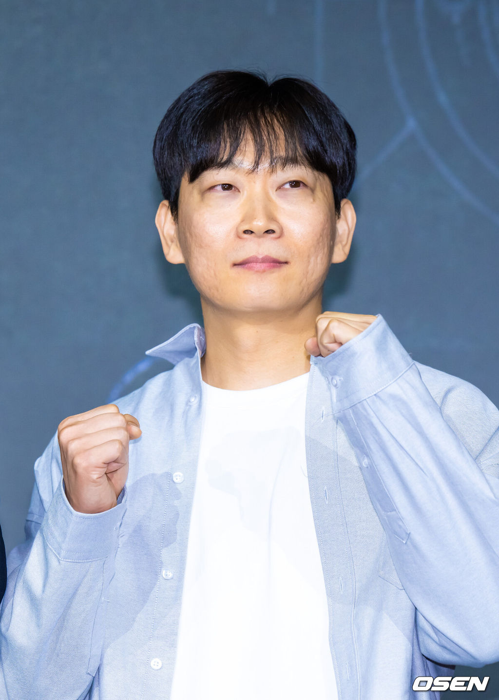 22일 서울 호텔 나루 서울 엠갤러리에서 넷플릭스 시리즈 '트리거' 제작발표회가 진행됐다.배우 김남길과 김영광, 길해연, 박훈이 출연하는 ‘트리거’는 총기 청정국으로 불리는 한국에서 갑자기 출처를 알 수 없는 불법 총기가 배달되기 시작하면서 벌어지는 이야기다. 권오승 감독이 포즈를 취하고 있다. 2025.07.22 / soul1014@osen.co.kr