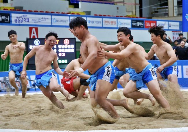 마산중이 ‘제62회 대통령기전국장사씨름대회’ 중학부 단체전에서 정상에 올랐다. / 대한씨름협회