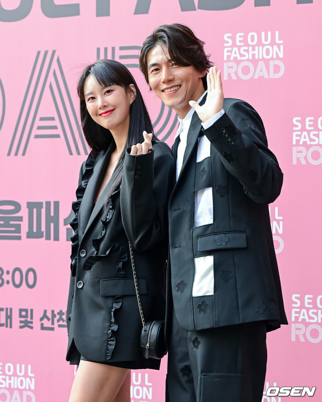 31일 오후 서울 송파구 석촌호수에서 '서울패션로드2024 at 석촌호수' 포토콜 행사가 열렸다.‘서울패션로드’는 한류 열풍이 전 세계로 확산되며 K-콘텐츠에 대한 세계적인 관심이 높아지는 상황 속에 서울시가 K패션만의 매력을 알려 ‘글로벌 패션도시’로 거듭나기 위해 마련한 행사이다.배우 송재희, 지소연 부부가 포토타임을 하고 있다. 2024.05.30 / jpnews@osen.co.kr