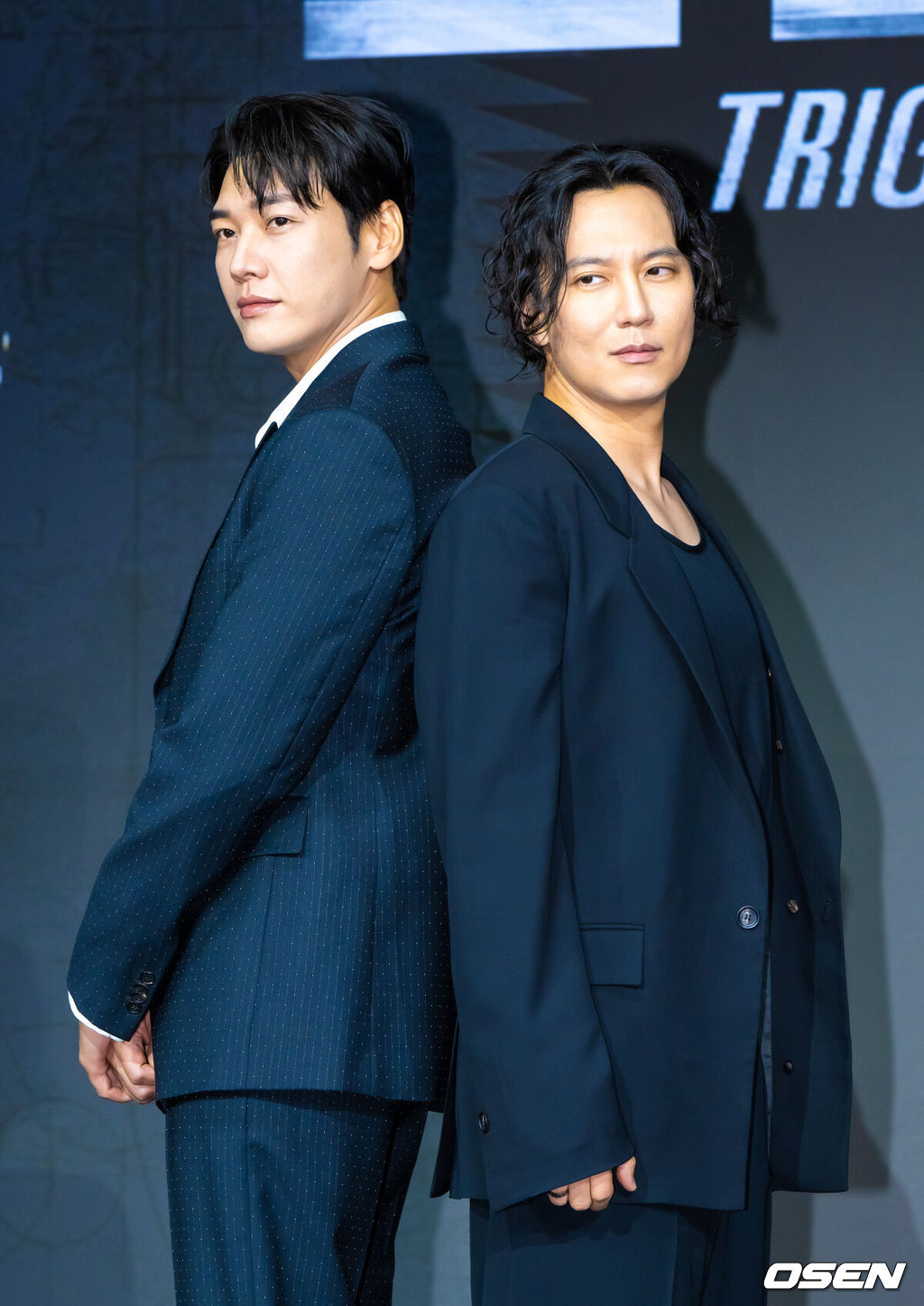 22일 서울 호텔 나루 서울 엠갤러리에서 넷플릭스 시리즈 '트리거' 제작발표회가 진행됐다.배우 김남길과 김영광, 길해연, 박훈이 출연하는 ‘트리거’는 총기 청정국으로 불리는 한국에서 갑자기 출처를 알 수 없는 불법 총기가 배달되기 시작하면서 벌어지는 이야기다. 배우 김남길과 김영광이 포즈를 취하고 있다. 2025.07.22 / soul1014@osen.co.kr