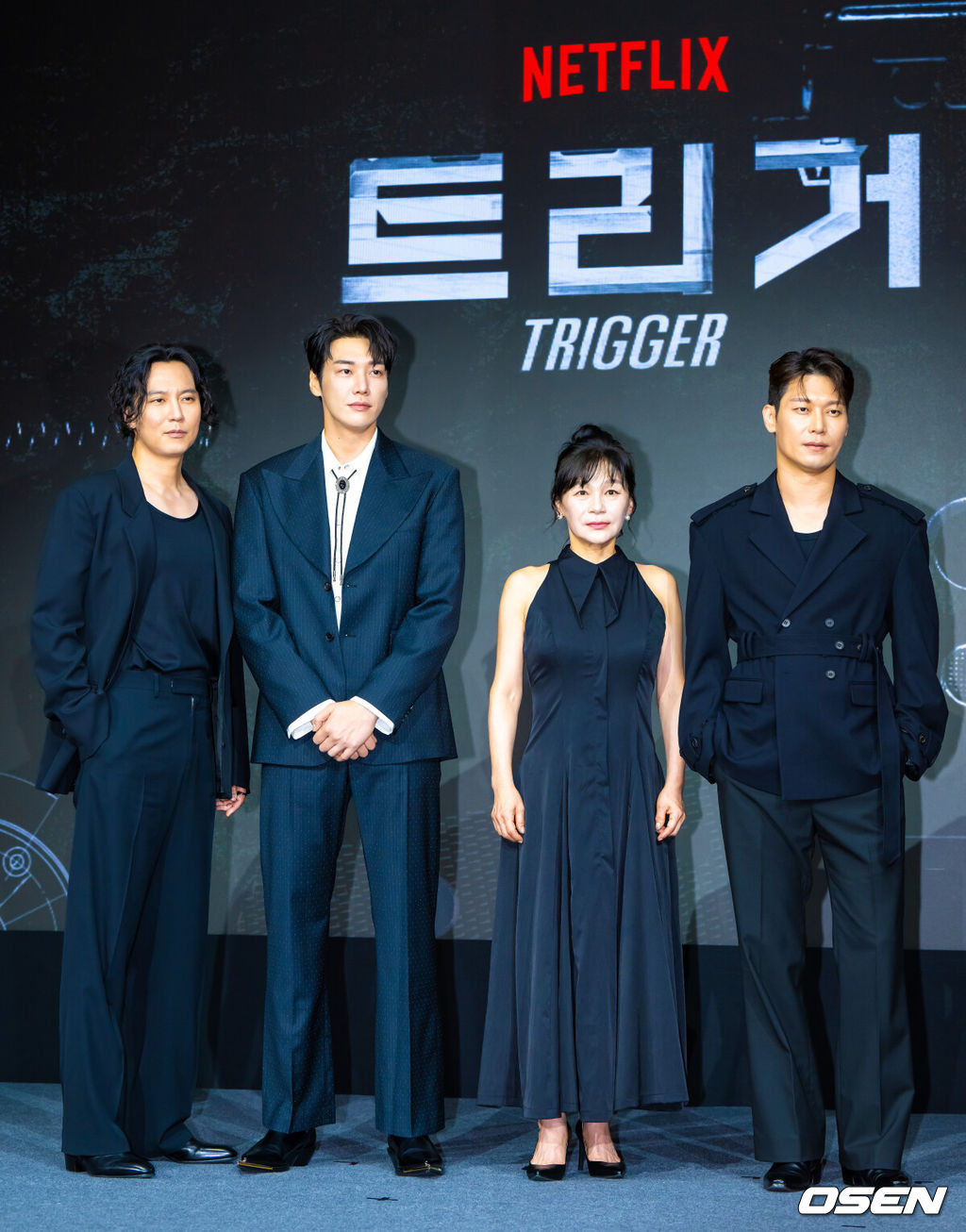 22일 서울 호텔 나루 서울 엠갤러리에서 넷플릭스 시리즈 '트리거' 제작발표회가 진행됐다.배우 김남길과 김영광, 길해연, 박훈이 출연하는 ‘트리거’는 총기 청정국으로 불리는 한국에서 갑자기 출처를 알 수 없는 불법 총기가 배달되기 시작하면서 벌어지는 이야기다. 배우 김남길과 김영광, 길해연, 박훈이 포즈를 취하고 있다. 2025.07.22 / soul1014@osen.co.kr