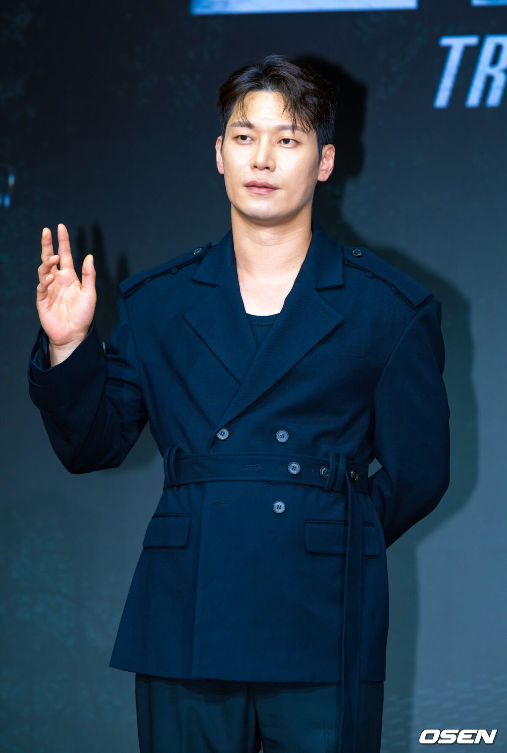 22일 서울 호텔 나루 서울 엠갤러리에서 넷플릭스 시리즈 '트리거' 제작발표회가 진행됐다.배우 김남길과 김영광, 길해연, 박훈이 출연하는 ‘트리거’는 총기 청정국으로 불리는 한국에서 갑자기 출처를 알 수 없는 불법 총기가 배달되기 시작하면서 벌어지는 이야기다. 배우 박훈이 포즈를 취하고 있다. 2025.07.22 / soul1014@osen.co.kr