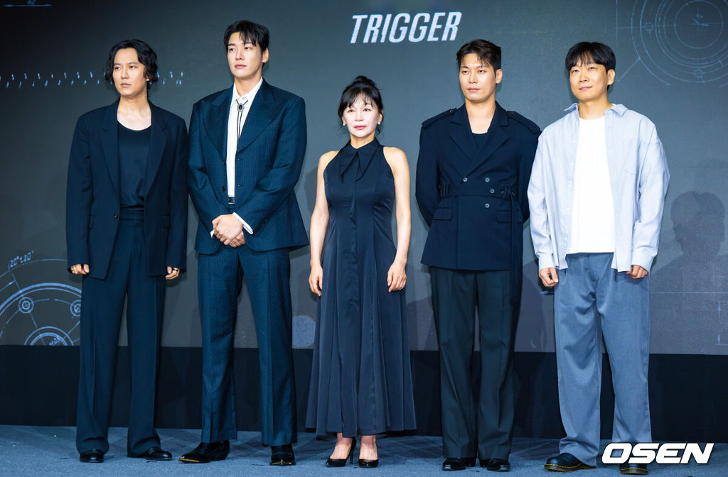 22일 서울 호텔 나루 서울 엠갤러리에서 넷플릭스 시리즈 '트리거' 제작발표회가 진행됐다.배우 김남길과 김영광, 길해연, 박훈이 출연하는 ‘트리거’는 총기 청정국으로 불리는 한국에서 갑자기 출처를 알 수 없는 불법 총기가 배달되기 시작하면서 벌어지는 이야기다. 출연배우들과 권오승 감독이 포즈를 취하고 있다. 2025.07.22 / soul1014@osen.co.kr