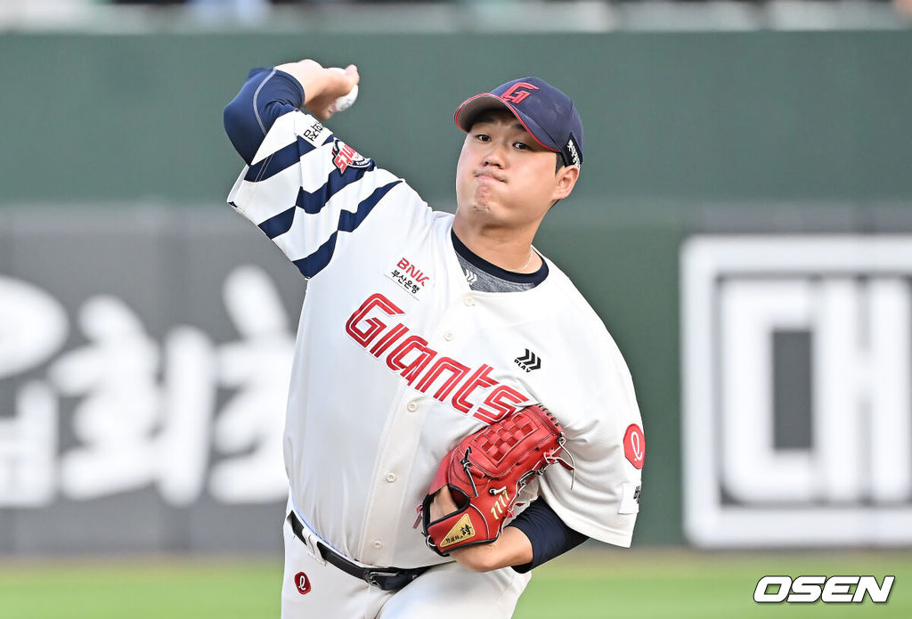 10일 부산 사직야구장에서 2025 신한 SOL 뱅크 KBO 리그 롯데 자이언츠와 두산 베어스의 경기가 열렸다. 홈팀 롯데는 나균안이, 방문팀 두산은 잭로그가 선발 출전했다.롯데 자이언츠 선발 투수 나균안이 역투하고 있다. 2025.07.10 / foto0307@osen.co.kr
