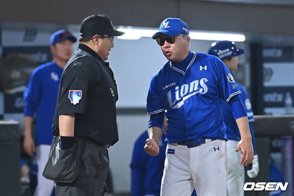 22일 부산 사직야구장에서 2025 신한 SOL 뱅크 KBO 리그 롯데 자이언츠와 삼성 라이온즈의 경기가 열렸다. 홈팀 롯데는 박세웅이, 방문팀 삼성은 원태인이 선발 출전했다.삼성 라이온즈 박진만 감독이 9회초 박승규의 체크 스윙에 대해 항의하고 있다. 2025.06.22 / foto0307@osen.co.kr