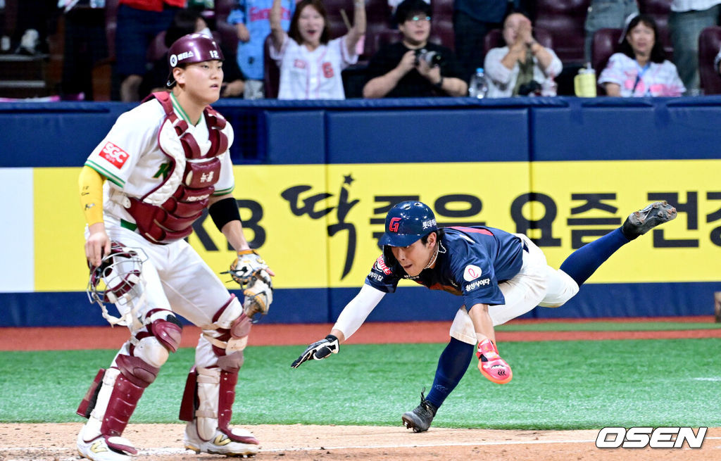 22일 오후 서울 고척스카이돔에서 ‘2025 신한 SOL Bank KBO리그’ 키움 히어로즈와 롯데 자이언츠의 경기가 열렸다.홈팀 키움은 라클란 웰스, 방문팀 롯데는 나균안을 선발로 내세웠다.5회초 2사 2, 3루 상황 롯데 레이예스의 동점 2타점 적시타 때 2루 주자 황성빈이 홈으로 슬라이딩 해 세이프되고 있다. 2025.07.22 / dreamer@osen.co.kr