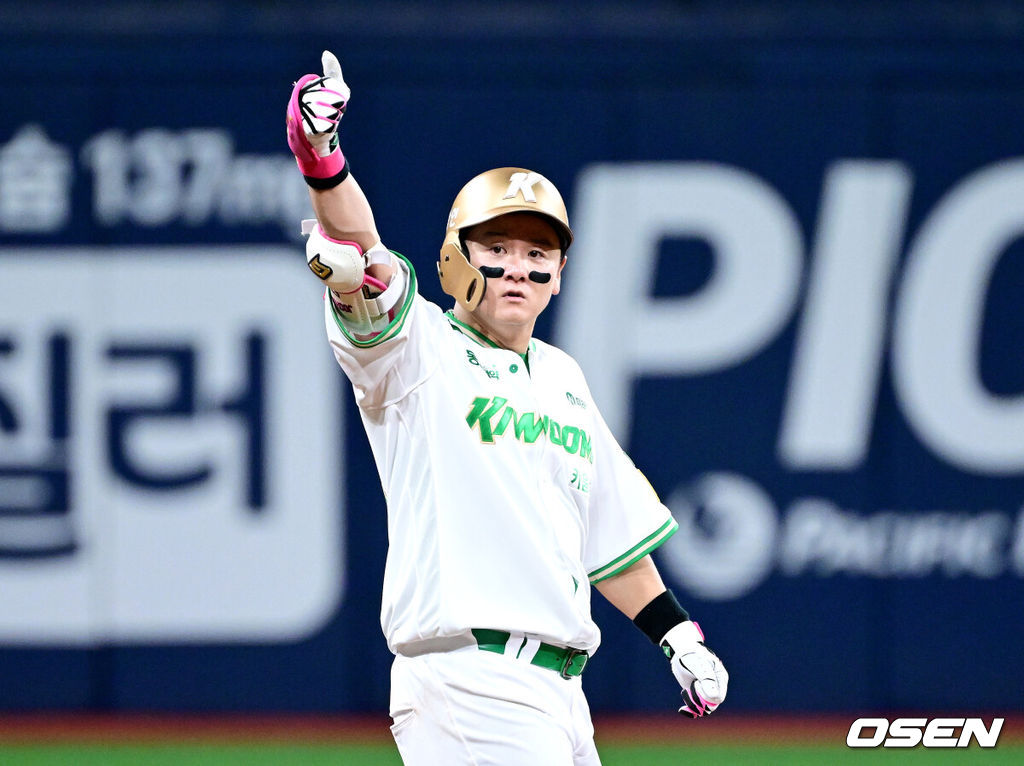22일 오후 서울 고척스카이돔에서 ‘2025 신한 SOL Bank KBO리그’ 키움 히어로즈와 롯데 자이언츠의 경기가 열렸다.홈팀 키움은 라클란 웰스, 방문팀 롯데는 나균안을 선발로 내세웠다.7회말 1사 1, 2루 상황 키움 최주환이 우중간 2루타를 날리고 2루에 안착해 기뻐하고 있다. 2025.07.22 / dreamer@osen.co.kr
