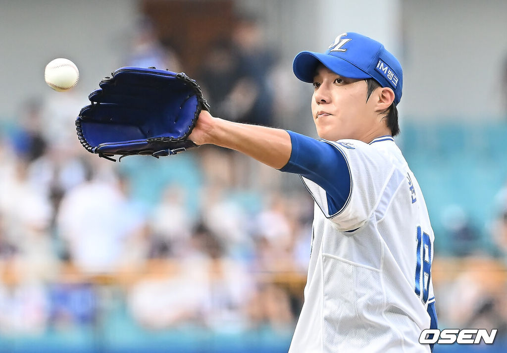 22일 대구삼성라이온즈파크에서 2025 신한 SOL 뱅크 KBO 리그 삼성 라이온즈와 SSG 랜더스의 경기가 열렸다. 홈팀 삼성은 원태인이, 방문팀 SSG는 화이트가 선발 출전했다. 삼성 라이온즈 선발 투수 원태인이 역투하고 있다. 2025.07.22 / foto0307@osen.co.kr