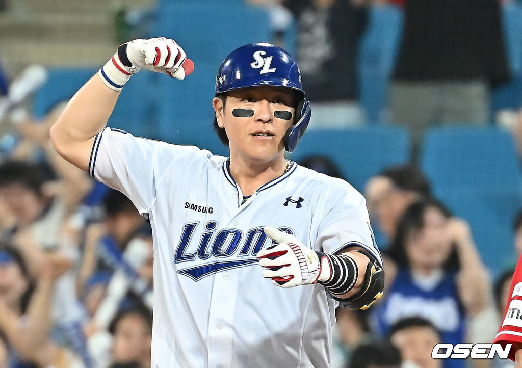 22일 대구삼성라이온즈파크에서 2025 신한 SOL 뱅크 KBO 리그 삼성 라이온즈와 SSG 랜더스의 경기가 열렸다. 홈팀 삼성은 원태인이, 방문팀 SSG는 화이트가 선발 출전했다. 삼성 라이온즈 강민호가 6회말 2사 만루 좌익수 앞 역전 2타점 안타를 치고 세리머니를 하고 있다. 2025.07.22 / foto0307@osen.co.kr