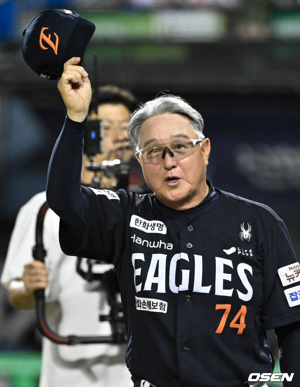 ‘절대 1강’ 한화가 시즌 두 번째 10연승을 해내며 1985년 삼성 라이온즈를 소환했다. 프로야구 한화 이글스는 22일 서울 잠실구장에서 열린 2025 신한 SOL뱅크 KBO리그 두산 베어스와의 시즌 10차전에서 2-1로 승리했다. 한화 김경문 감독이 관중들을 향해 인사를 하고 있다. 2025.07.22 /cej@osen.co.kr