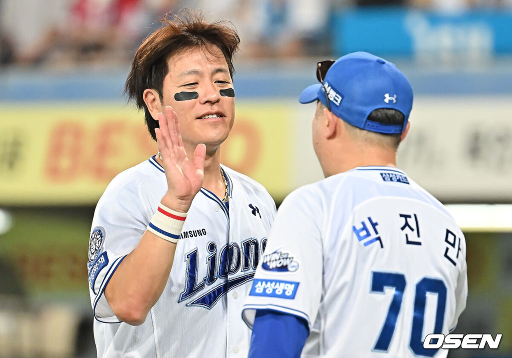 22일 대구삼성라이온즈파크에서 2025 신한 SOL 뱅크 KBO 리그 삼성 라이온즈와 SSG 랜더스의 경기가 열렸다. 홈팀 삼성은 원태인이, 방문팀 SSG는 화이트가 선발 출전했다. 삼성 라이온즈 강민호가 7-5로 SSG 랜더스에 승리한 후 박진만 감독과 하이파이브를 하고 있다. 2025.07.22 / foto0307@osen.co.kr