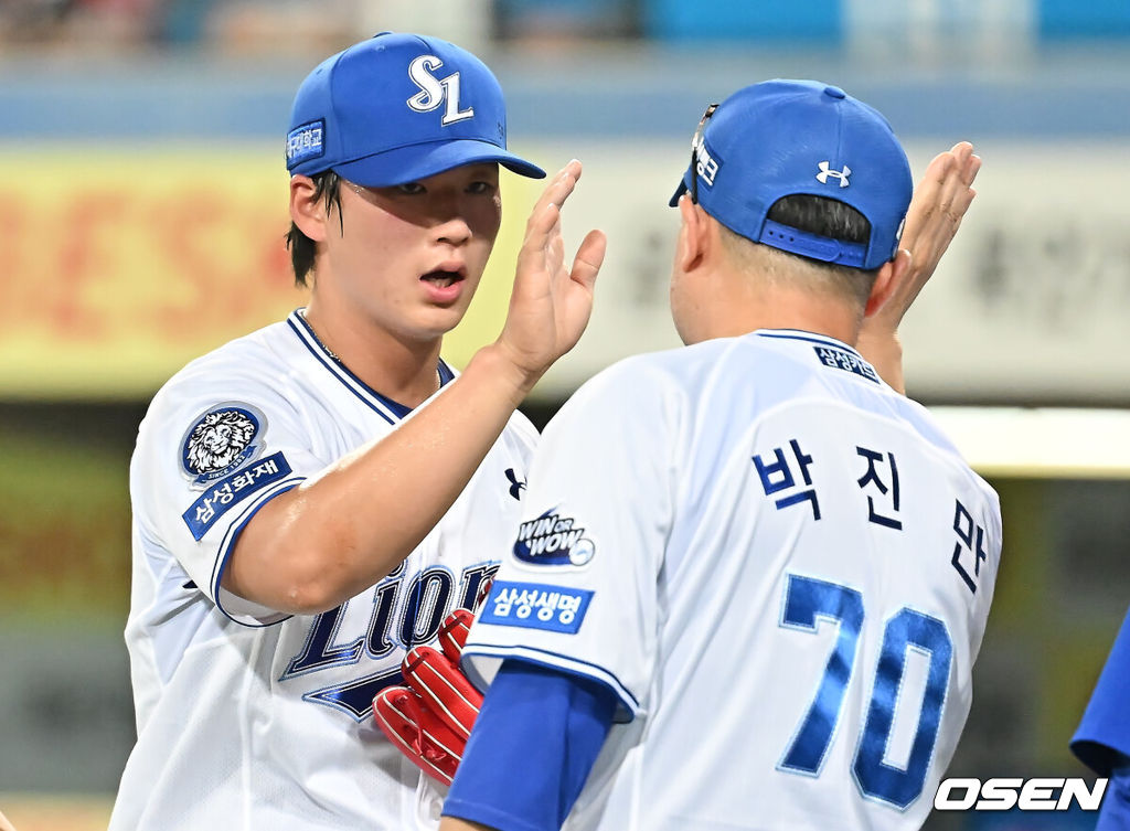22일 대구삼성라이온즈파크에서 2025 신한 SOL 뱅크 KBO 리그 삼성 라이온즈와 SSG 랜더스의 경기가 열렸다. 홈팀 삼성은 원태인이, 방문팀 SSG는 화이트가 선발 출전했다. 삼성 라이온즈 이호성이 7-5로 SSG 랜더스에 승리한 후 박진만 감독과 하이파이브를 하고 있다. 2025.07.22 / foto0307@osen.co.kr
