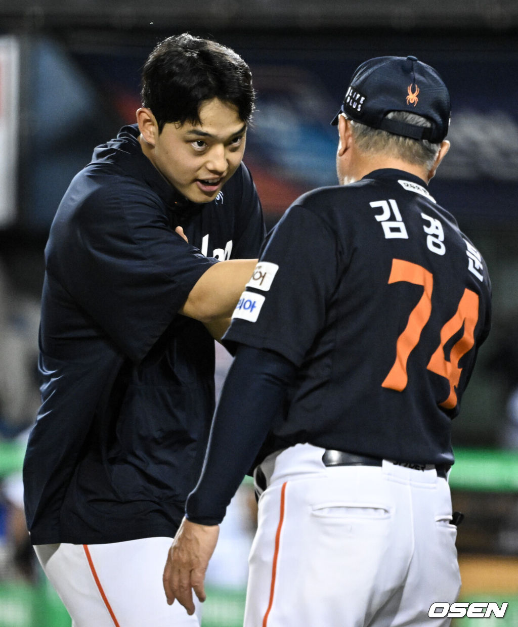 ‘절대 1강’ 한화가 시즌 두 번째 10연승을 해내며 1985년 삼성 라이온즈를 소환했다. 프로야구 한화 이글스는 22일 서울 잠실구장에서 열린 2025 신한 SOL뱅크 KBO리그 두산 베어스와의 시즌 10차전에서 2-1로 승리했다. 문동주가 김경문 감독과 승리를 기뻐하고 있다. 2025.07.22