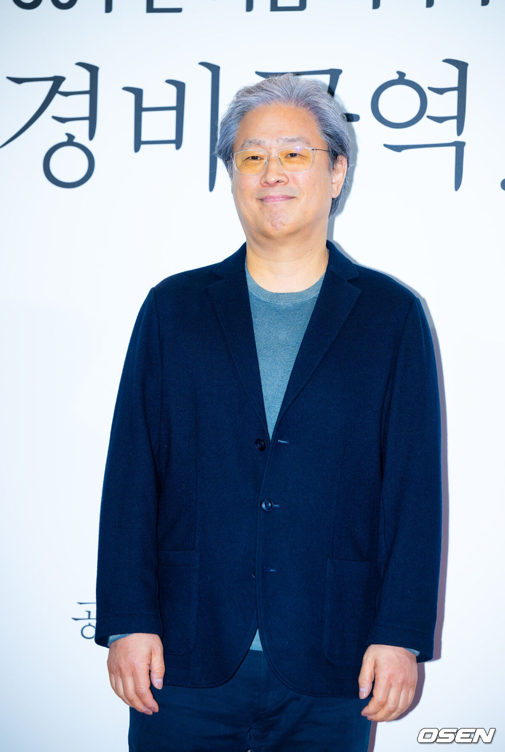 4일 오후 서울 CGV 용산아이파크몰에서 CJ ENM 30주년 기념 비저너리 선정작 홈커밍 GV ‘공동경비구역 JSA’ 포토월 행사가 열렸다.지난 2000년 개봉한 '공동경비구역 JSA'의 박찬욱 감독과 배우 송강호, 이병헌, 이영애, 김태우가 참석해 25년 만에 한자리에 모였다.박찬욱 감독이 무대 위에서 포토타임을 갖고 있다. 2025.02.04 / rumi@osen.co.kr