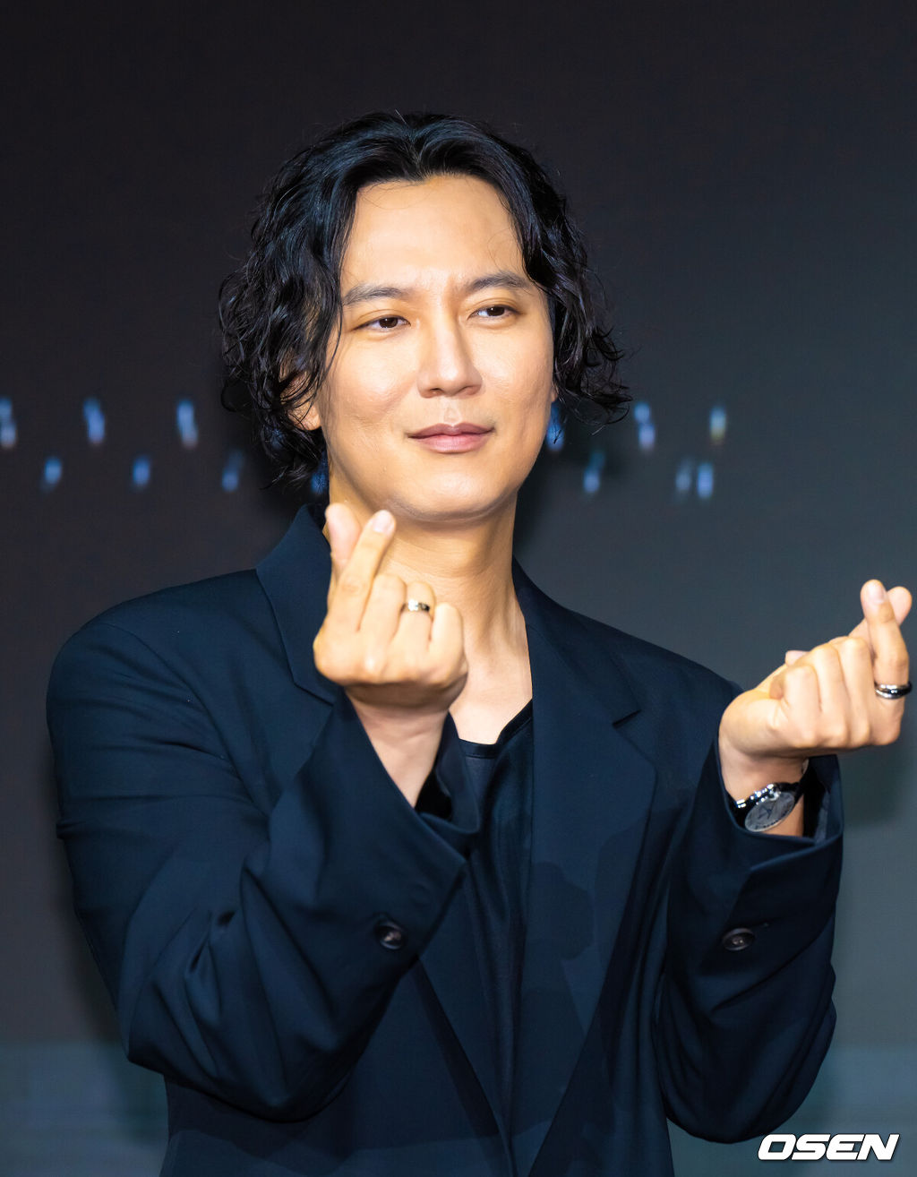 22일 서울 호텔 나루 서울 엠갤러리에서 넷플릭스 시리즈 '트리거' 제작발표회가 진행됐다.배우 김남길과 김영광, 길해연, 박훈이 출연하는 ‘트리거’는 총기 청정국으로 불리는 한국에서 갑자기 출처를 알 수 없는 불법 총기가 배달되기 시작하면서 벌어지는 이야기다. 배우 김남길이 포즈를 취하고 있다. 2025.07.22 / soul1014@osen.co.kr