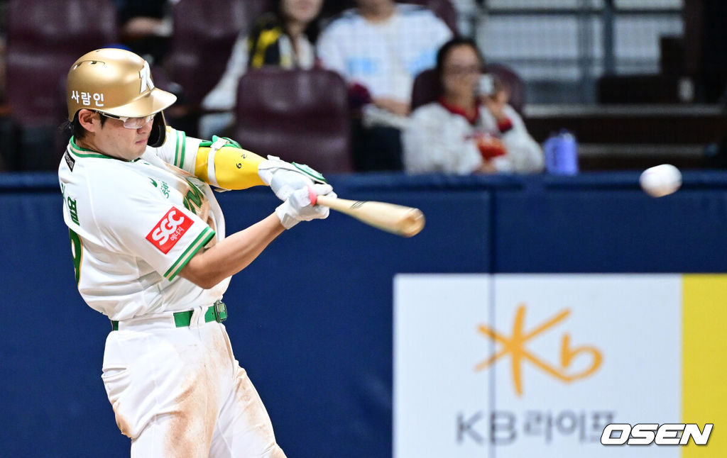 22일 오후 서울 고척스카이돔에서 ‘2025 신한 SOL Bank KBO리그’ 키움 히어로즈와 롯데 자이언츠의 경기가 열렸다.홈팀 키움은 라클란 웰스, 방문팀 롯데는 나균안을 선발로 내세웠다.2회말 2사 만루 상황 키움 임지열이 달아나는 2타점 적시타를 날리고 있다. 2025.07.22 / dreamer@osen.co.kr