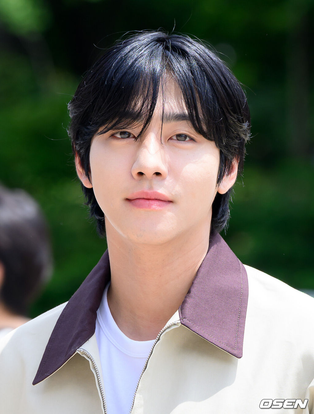 23일 오후 서울 여의도 KBS에서 KBS 쿨FM 라디오 '이은지의 가요광장’이 진행됐다.배우 이민호, 안효섭을 비롯해 채수빈, 신승호, 나나, 블랙핑크 지수 등이 출연하는 영화 '전지적 독자 시점’은 10년 이상 연재된 소설이 완결된 날 소설 속 세계가 현실이 되어 버리고, 유일한 독자였던 김독자(안효섭 분)가 소설의 주인공 유중혁(이민호 분), 그리고 동료들과 함께 멸망한 세계에서 살아남기 위한 판타지 액션 작품이다.배우 안효섭이 팬을 향해 인사를 하고 있다. 2025.07.23 /sunday@osen.co.kr