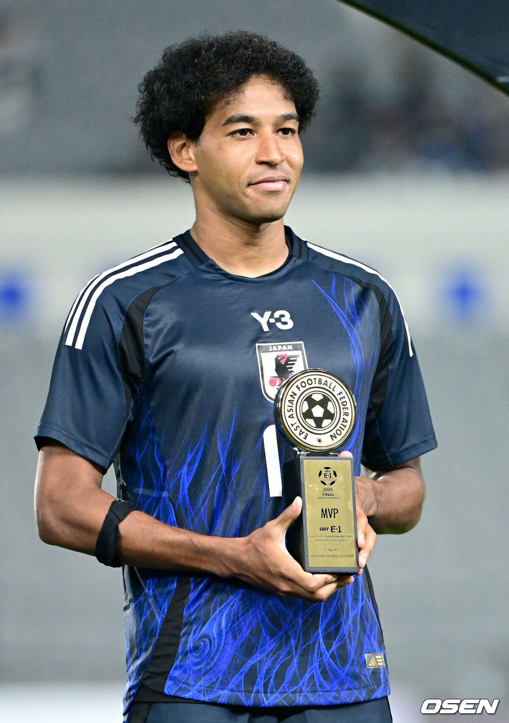 한국축구가 일본에 사상 첫 3연패를 당했다. 홍명보 감독이 이끄는 남자축구대표팀은 15일 오후 용인 미르스타디움에서 열린 2025 동아시아축구연맹(EAFF) E-1 챔피언십(동아시안컵) 3차전에서 숙적 일본에게 0-1로 패해 우승컵 탈환에 실패했다. MVP를 거머쥔 일본 저메인 료가 기념촬영을 하고 있다. 2025.07.15 / dreamer@osen.co.kr