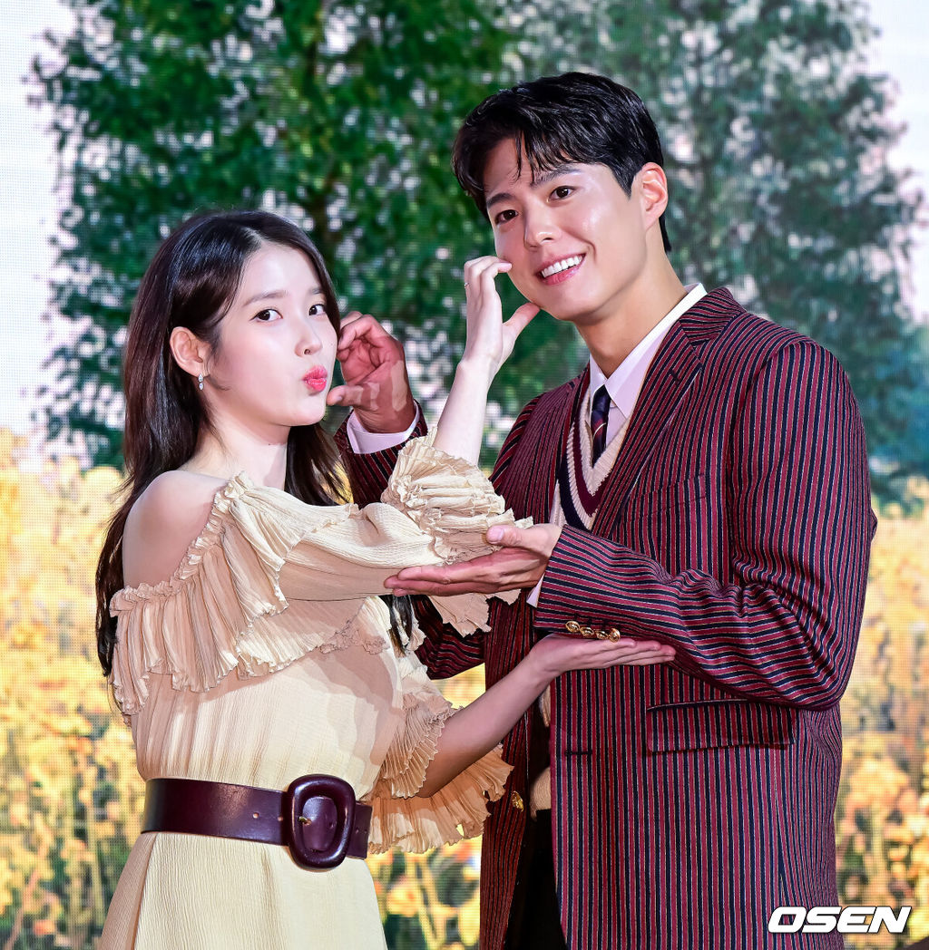 5일 오후 서울 영등포구 여의도동 콘래드 서울 호텔에서 넷플릭스 시리즈 '폭싹 속았수다' 제작발표회가 열렸다.‘폭싹 속았수다’는 제주에서 태어난 ‘요망진 반항아’ 애순이(아이유)와 ‘팔불출 무쇠’ 관식이(박보검)의 모험 가득한 일생을 사계절로 풀어낸 넷플릭스 시리즈다. ‘동백꽃 필 무렵’, ‘쌈 마이웨이’ 임상춘 작가와 ‘미생’, ‘시그널’, ‘나의 아저씨’ 김원석 감독이 의기투합했다.배우 아이유, 박보검이 포토타임을 하고 있다. 2025.03.05 /jpnews@osen.co.kr