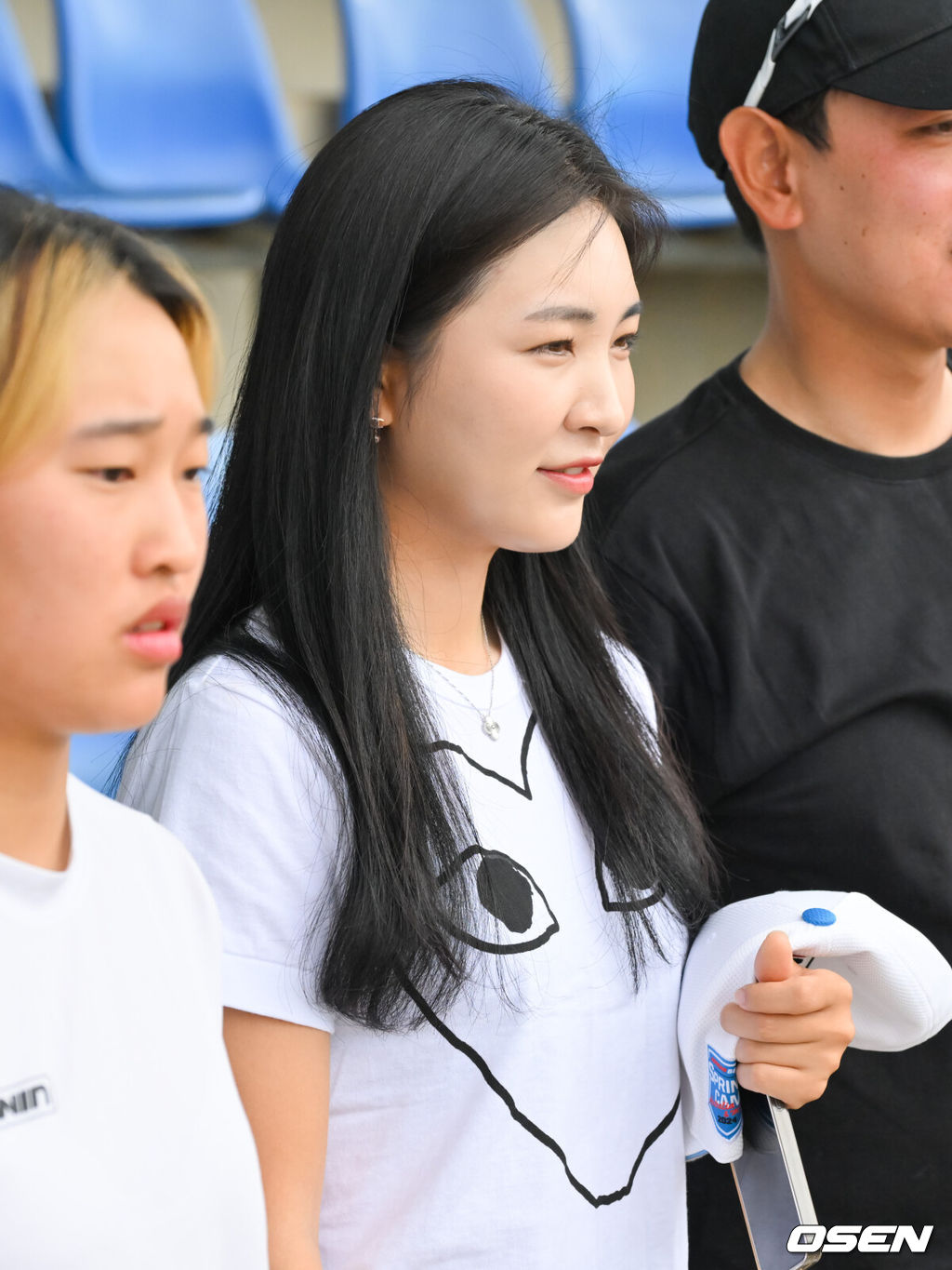 두산 베어스가 11일 호주 시드니 블랙타운 베이스볼 스타디움에서 2024 호주 시드니 스프링캠프를 진행했다.호주서 개인전지훈련 중이 골프선수 이예원이 두산 선수들의 훈련을 지켜보고 있다.  2024.02.11 / soul1014@osen.co.kr