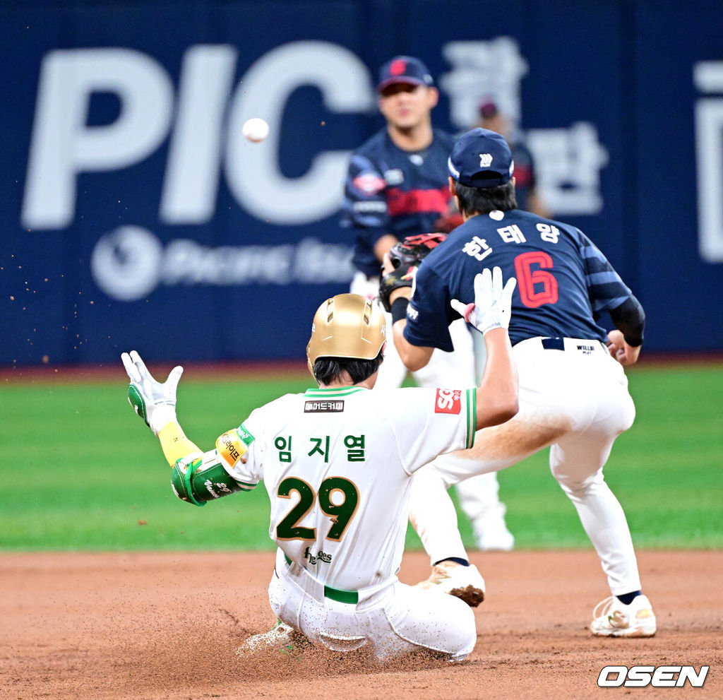 22일 오후 서울 고척스카이돔에서 ‘2025 신한 SOL Bank KBO리그’ 키움 히어로즈와 롯데 자이언츠의 경기가 열렸다.홈팀 키움은 라클란 웰스, 방문팀 롯데는 나균안을 선발로 내세웠다.1회말 1사 주자없는 상황 키움 임지열이 왼쪽 2루타를 날리고 2루에 슬라이딩 해 세이프되고 있다. 2025.07.22 / dreamer@osen.co.kr