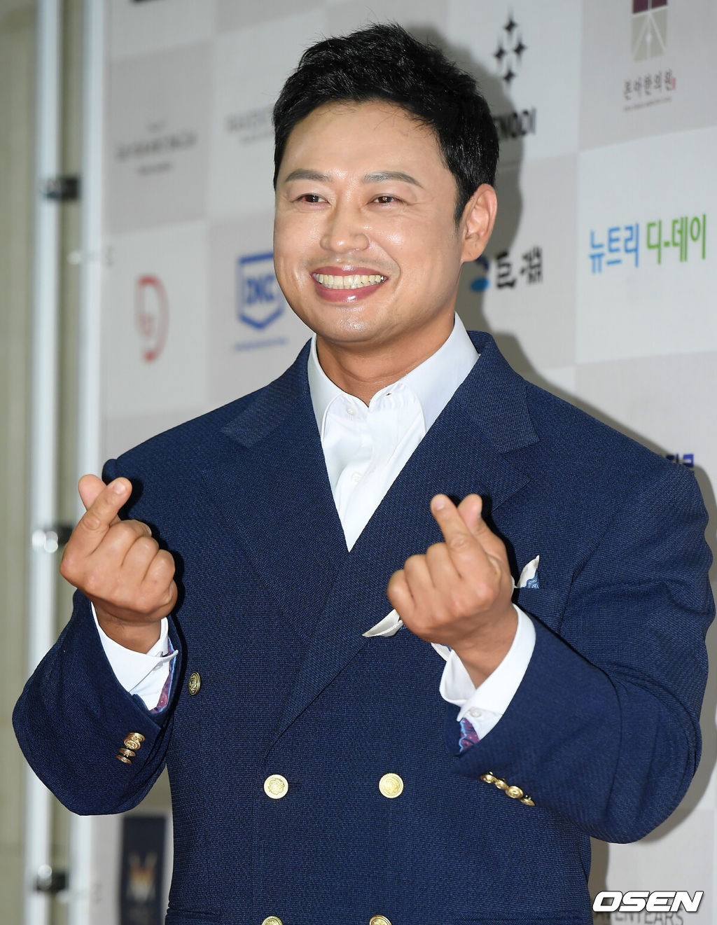 20일 오후 서울 강남구 서울 라마다 호텔에서 제9회 대한민국예술문화인대상 포토월 행사가 열렸다.트레이너 양치승이 레드카펫을 밟으며 포즈를 취하고 있다. /cej@osen.co.kr