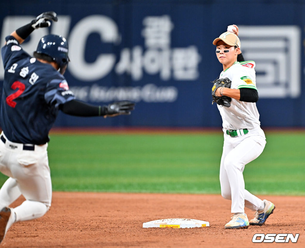 23일 오후 서울 고척스카이돔에서 ‘2025 신한 SOL Bank KBO리그’ 키움 히어로즈와 롯데 자이언츠의 경기가 열렸다.이날 키움은 하영민, 롯데는 박세웅을 선발로 내세웠다.3회초를 1사 주자 1,3루 롯데 윤동희의 유격수 앞 병살타때 키움 2루수 권혁빈이 2루에서 롯데 고승민을 포스아웃 시킨 후 1루로 송구하고 있다. 2025.07.23 / rumi@osen.co.kr
