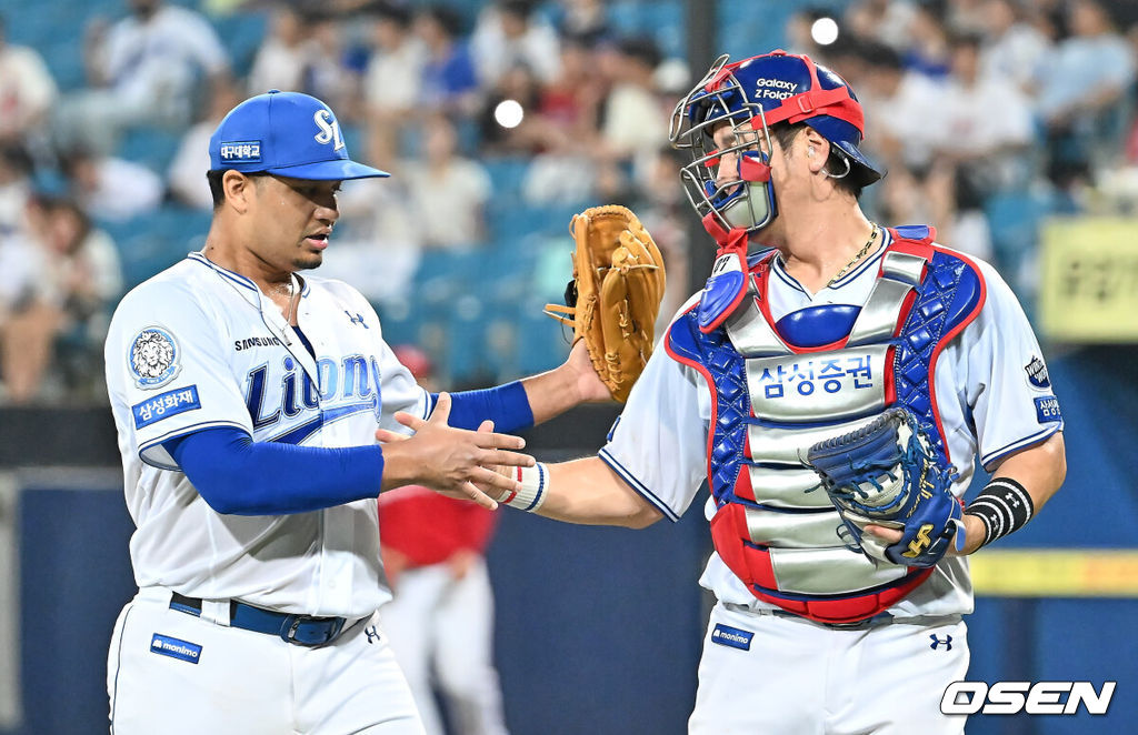 23일 대구삼성라이온즈파크에서 2025 신한 SOL 뱅크 KBO 리그 삼성 라이온즈와 SSG 랜더스의 경기가 열렸다. 홈팀 삼성은 가라비토가, 방문팀 SSG는 김건우가 선발 출전했다. 삼성 라이온즈 선발 투수 가라비토가 7회초 2사 SSG 랜더스 한유섬을 삼진으로 잡고 강민호와 기쁨을 나누고 있다. 2025.07.23 / foto0307@osen.co.kr