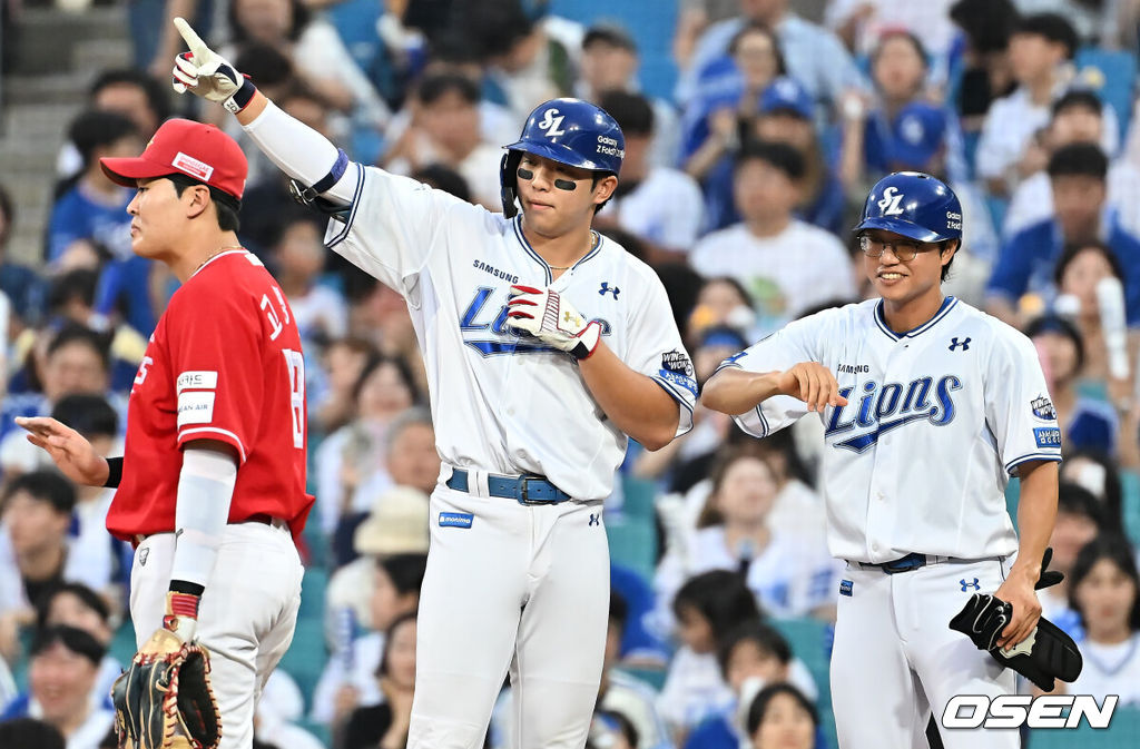 23일 대구삼성라이온즈파크에서 2025 신한 SOL 뱅크 KBO 리그 삼성 라이온즈와 SSG 랜더스의 경기가 열렸다. 홈팀 삼성은 가라비토가, 방문팀 SSG는 김건우가 선발 출전했다. 삼성 라이온즈 김영웅이 3회말 2사 3루 우익수 앞 1타점 안타를 치고 세리머니를 하고 있다. 2025.07.23 / foto0307@osen.co.kr