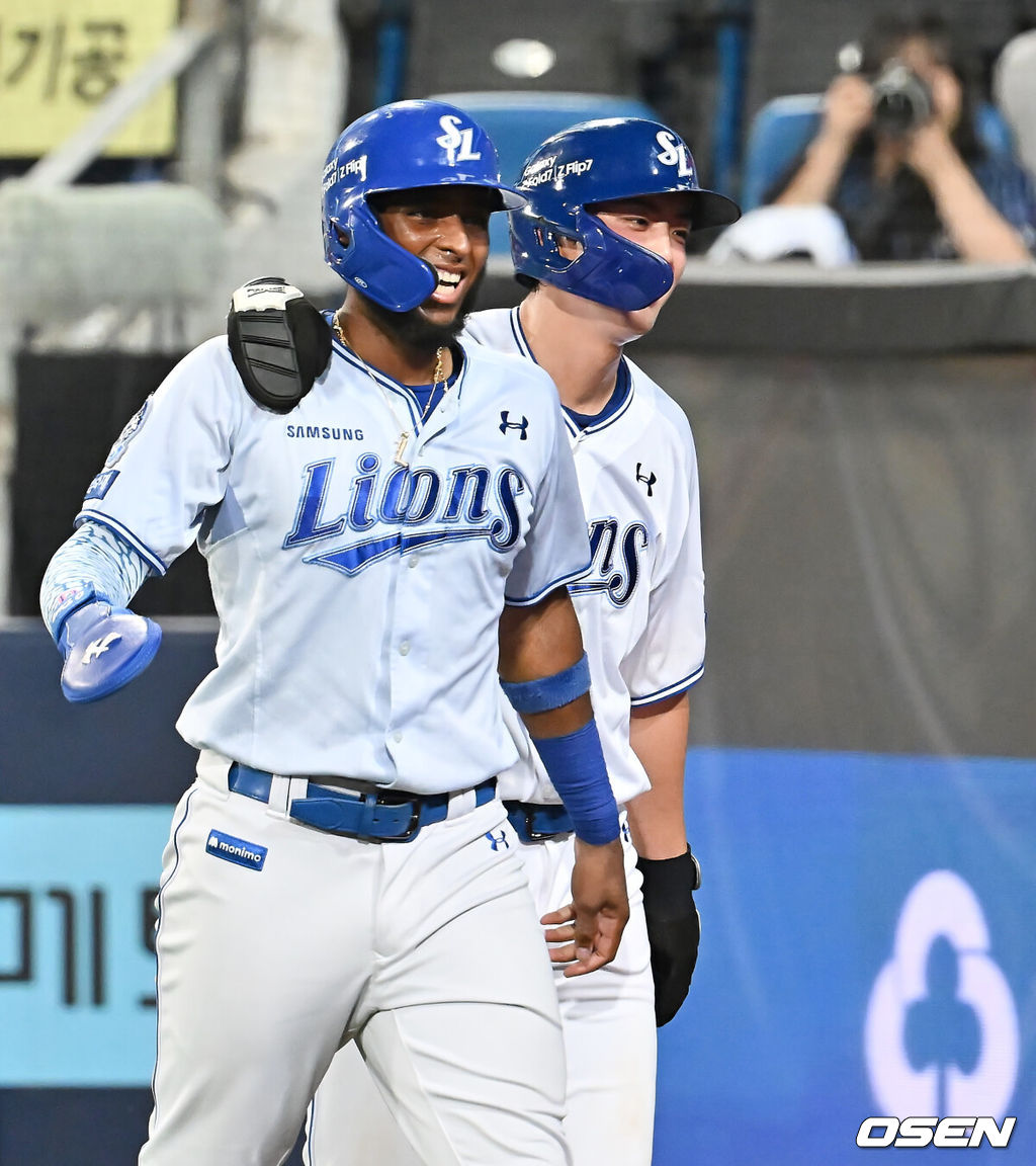 23일 대구삼성라이온즈파크에서 2025 신한 SOL 뱅크 KBO 리그 삼성 라이온즈와 SSG 랜더스의 경기가 열렸다. 홈팀 삼성은 가라비토가, 방문팀 SSG는 김건우가 선발 출전했다. 삼성 라이온즈 구자욱과 디아즈가 6회말 1사 1,2루 강민호의 좌중간 2타점 2루타때 득점을 올리고 기뻐하고 있다. 2025.07.23 / foto0307@osen.co.kr