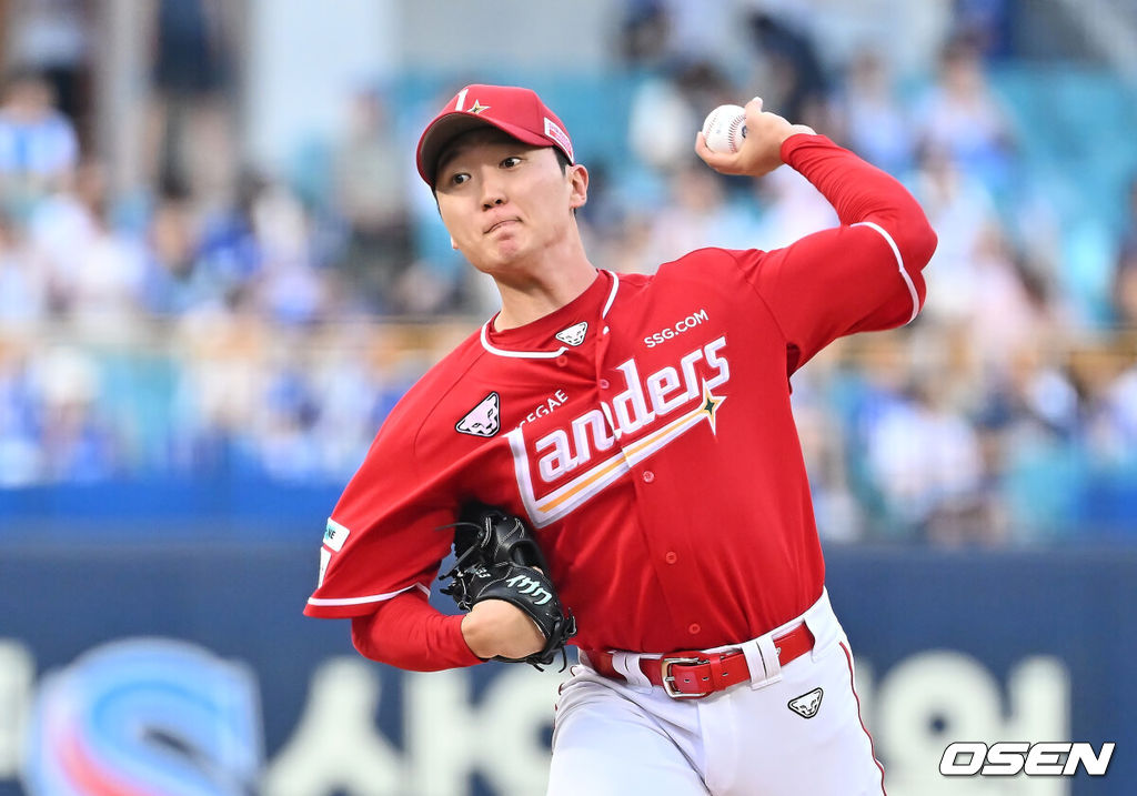 23일 대구삼성라이온즈파크에서 2025 신한 SOL 뱅크 KBO 리그 삼성 라이온즈와 SSG 랜더스의 경기가 열렸다. 홈팀 삼성은 가라비토가, 방문팀 SSG는 김건우가 선발 출전했다. SSG 랜더스 선발 투수 김건우가 역투하고 있다. 2025.07.23 / foto0307@osen.co.kr