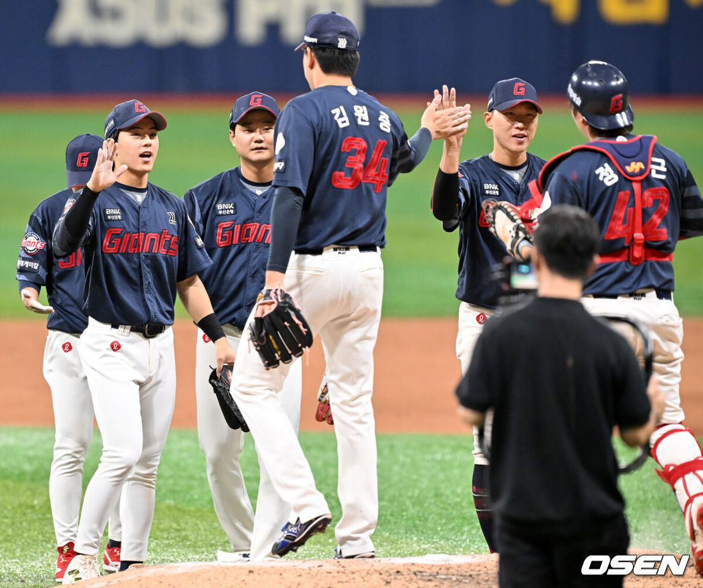 23일 오후 서울 고척스카이돔에서 ‘2025 신한 SOL Bank KBO리그’ 키움 히어로즈와 롯데 자이언츠의 경기가 열렸다.이 경기에서 롯데는 키움에 4-1로 승리했다. 롯데 선발투수 박세웅은 7이닝 동안 95구를 던지며 6피안타 1사구 6탈삼진 1실점으로 호투, 시즌 10승째를 따냈다. 내복사근 부상에서 회복, 이날 1군 엔트리에 복귀한 고승민은 3타수 2안타 1타점으로 활약했다. 레이예스는 4타수 3안타 3타점을 기록했다. 경기를 마치고 롯데 선수들이 마운드 위에서 승리의 기쁨을 나누고 있다. 2025.07.23 / rumi@osen.co.kr