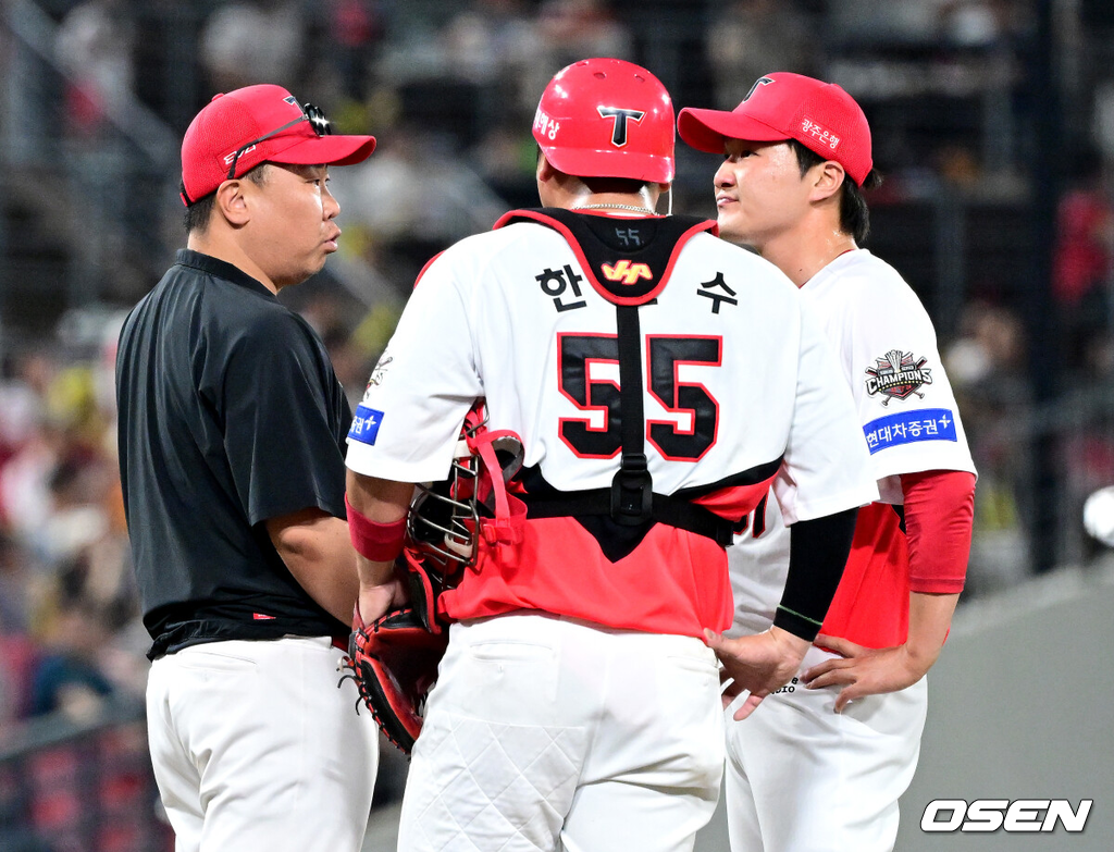 23일 광주-기아 챔피언스필드에서 ‘2025 신한 SOL Bank KBO리그’ KIA 타이거즈와 LG 트윈스의 경기가 열렸다.홈팀 KIA는 김도현, 방문팀 LG는 요니 치리노스를 선발로 내세웠다.8회초1사 1, 3루 상황 KIA 이범호 감독이 마운드를 방문해 투수 전상현과 대화를 나누고 있다. 2025.07.23 / dreamer@osen.co.kr