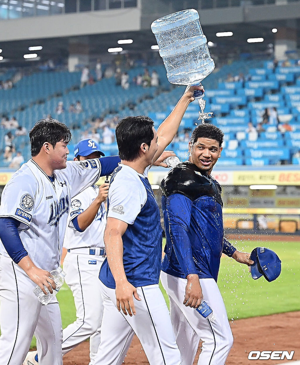 23일 대구삼성라이온즈파크에서 2025 신한 SOL 뱅크 KBO 리그 삼성 라이온즈와 SSG 랜더스의 경기가 열렸다. 홈팀 삼성은 가라비토가, 방문팀 SSG는 김건우가 선발 출전했다. 삼성 라이온즈 원태인이 KBO리그 데뷔 첫승을 올린 가라비토에게 축하 물세례를 하고 있다. 2025.07.23 / foto0307@osen.co.kr