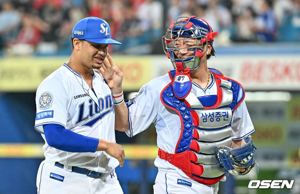 23일 대구삼성라이온즈파크에서 2025 신한 SOL 뱅크 KBO 리그 삼성 라이온즈와 SSG 랜더스의 경기가 열렸다. 홈팀 삼성은 가라비토가, 방문팀 SSG는 김건우가 선발 출전했다. 삼성 라이온즈 강민호가 7회초 2사 SSG 랜더스 한유섬을 삼진으로 잡은 선발 투수 가라비토와 기쁨을 나누고 있다. 2025.07.23 / foto0307@osen.co.kr