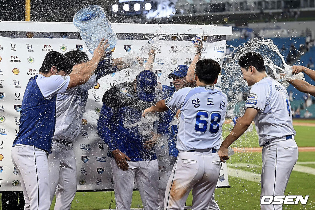 23일 대구삼성라이온즈파크에서 2025 신한 SOL 뱅크 KBO 리그 삼성 라이온즈와 SSG 랜더스의 경기가 열렸다. 홈팀 삼성은 가라비토가, 방문팀 SSG는 김건우가 선발 출전했다. 삼성 라이온즈 선발 투수 가라비토가 KBO리그 데뷔 첫승을 올리고 동료들의 축하 물세례를 받고 있다. 2025.07.23 / foto0307@osen.co.kr