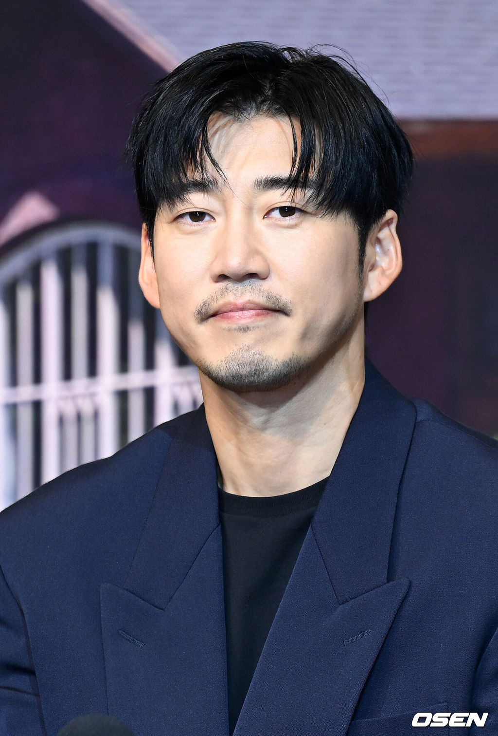 21일 오전 서울 강남구 조선 팰리스 서울 강남에서 넷플릭스 오리지널 시리즈 '아무도 없는 숲속에서' 제작발표회가 열렸다.‘아무도 없는 숲속에서’는 한여름 찾아온 수상한 손님으로 인해, 평온한 일상이 무너지고 걷잡을 수 없는 사건에 휘말리게 되는 사람들의 이야기를 그린 서스펜스 스릴러​다.배우 윤계상이 취재진 질문을 듣고 있다. 2024.08.21 /sunday@osen.co.kr