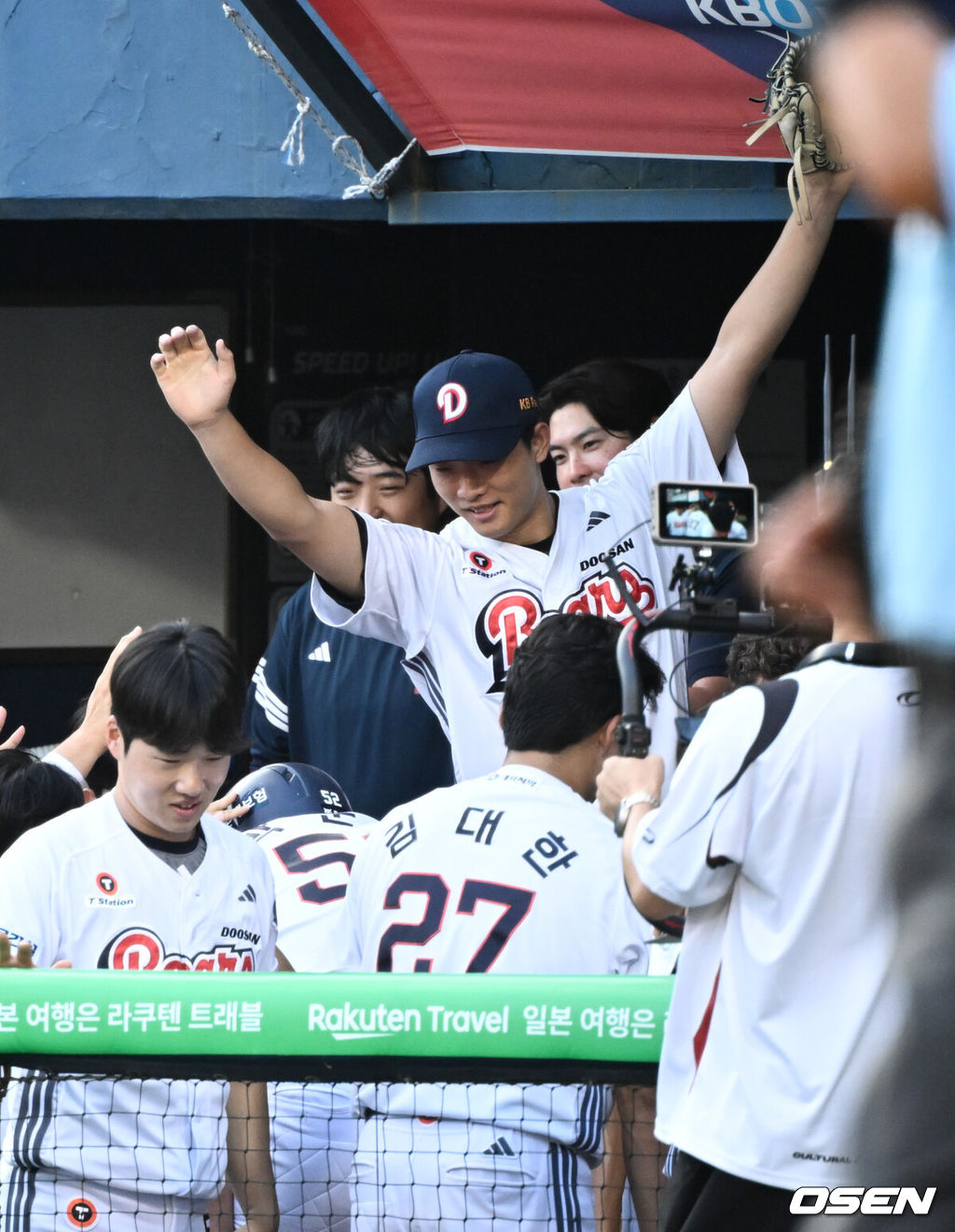 23일 오후 서울 잠실야구장에서 2025 신한 SOL Bank KBO리그 두산 베어스와 한화 이글스의 경기가 열렸다.이날 두산은 최민석, 한화는 황준서를 선발로 내세웠다.1회말 2사 두산 최민석이 박준순이 좌월 솔로 홈런에 만세를 하고 있다. 2025.07.23 /cej@osen.co.kr