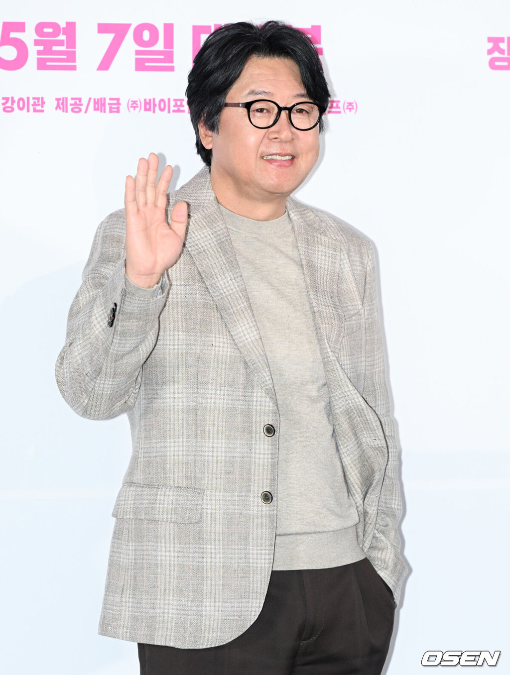 영화 '바이러스' 언론배급시사 및 기자간담회가 28일 서울 용산구 CGV 용산아이파크몰에서 열렸다.'바이러스'는 이유 없이 사랑에 빠지는 치사율 100% 바이러스에 감염된 택선이 모쏠 연구원 수필, 오랜 동창 연우, 그리고 치료제를 만들 수 있는 유일한 전문가 이균까지 세 남자와 함께하는 예기치 못한 여정을 그린 이야기. 5월 7일 개봉.배우 김윤석이 포즈를 취하고 있다. 2025.04.28 /cej@osen.co.kr