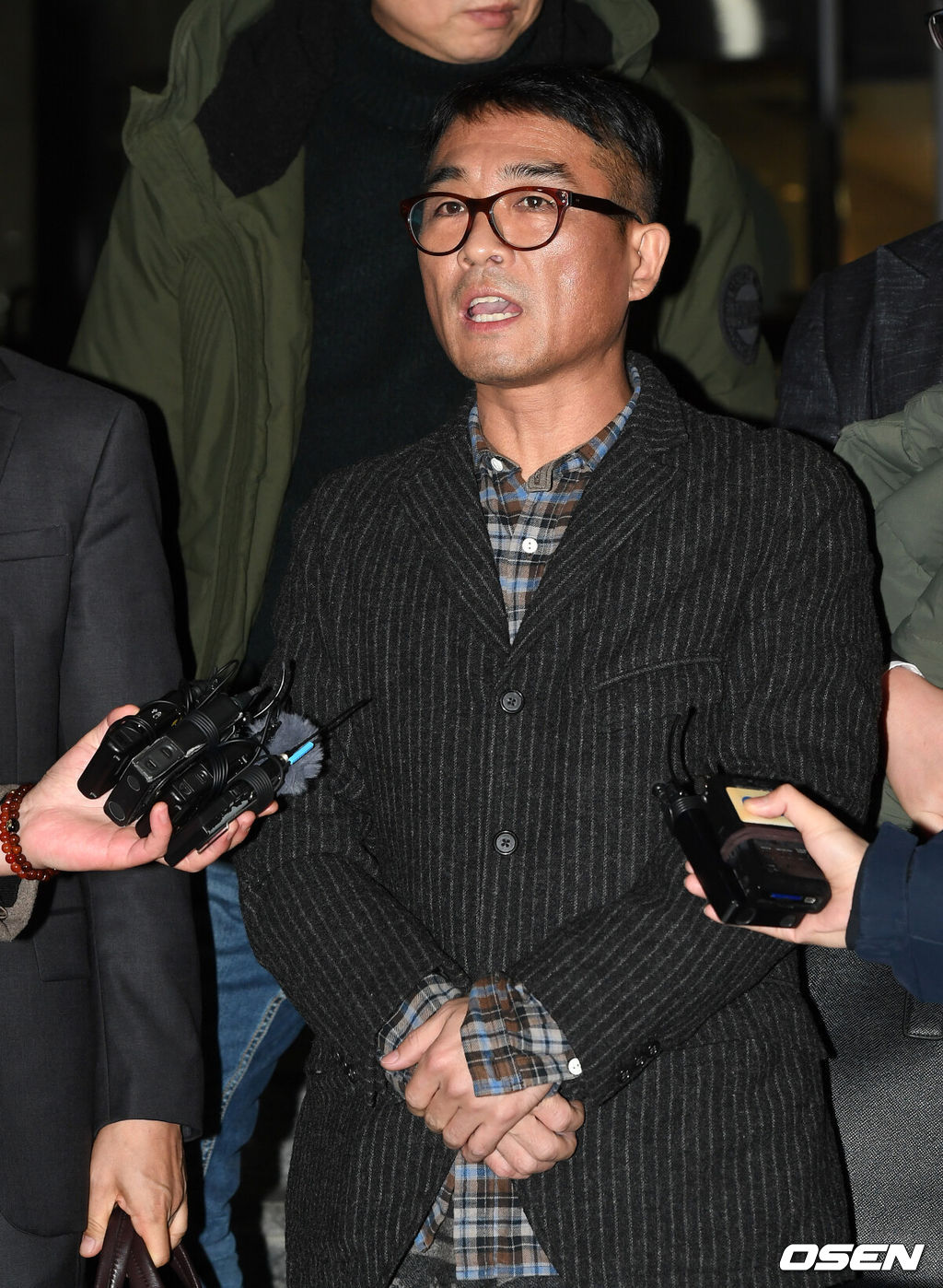 15일 오후 성폭행 의혹을 받는 가수 김건모(52)가 경찰 조사를 마치고 취재진과 인터뷰를 가졌다.가수 김건모가 인터뷰를 하고 있다./sunday@osen.co.kr