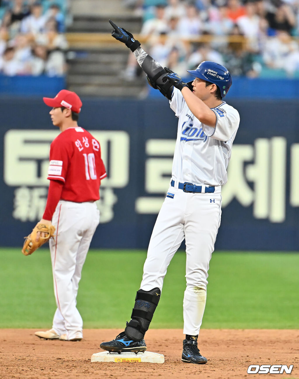 23일 대구삼성라이온즈파크에서 2025 신한 SOL 뱅크 KBO 리그 삼성 라이온즈와 SSG 랜더스의 경기가 열렸다. 홈팀 삼성은 가라비토가, 방문팀 SSG는 김건우가 선발 출전했다. 삼성 라이온즈 구자욱이 3회말 무사 우중간 2루타를 치고 세리머니를 하고 있다. 2025.07.23 / foto0307@osen.co.kr