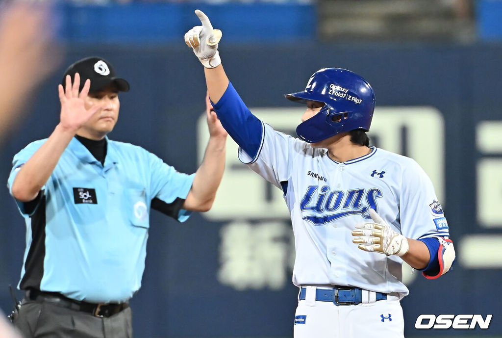 23일 대구삼성라이온즈파크에서 2025 신한 SOL 뱅크 KBO 리그 삼성 라이온즈와 SSG 랜더스의 경기가 열렸다. 홈팀 삼성은 가라비토가, 방문팀 SSG는 김건우가 선발 출전했다. 삼성 라이온즈 이재현이 6회말 2사 3루 좌익수 왼쪽 1타점 2루타를 치고 세리머니를 하고 있다. 2025.07.23 / foto0307@osen.co.kr