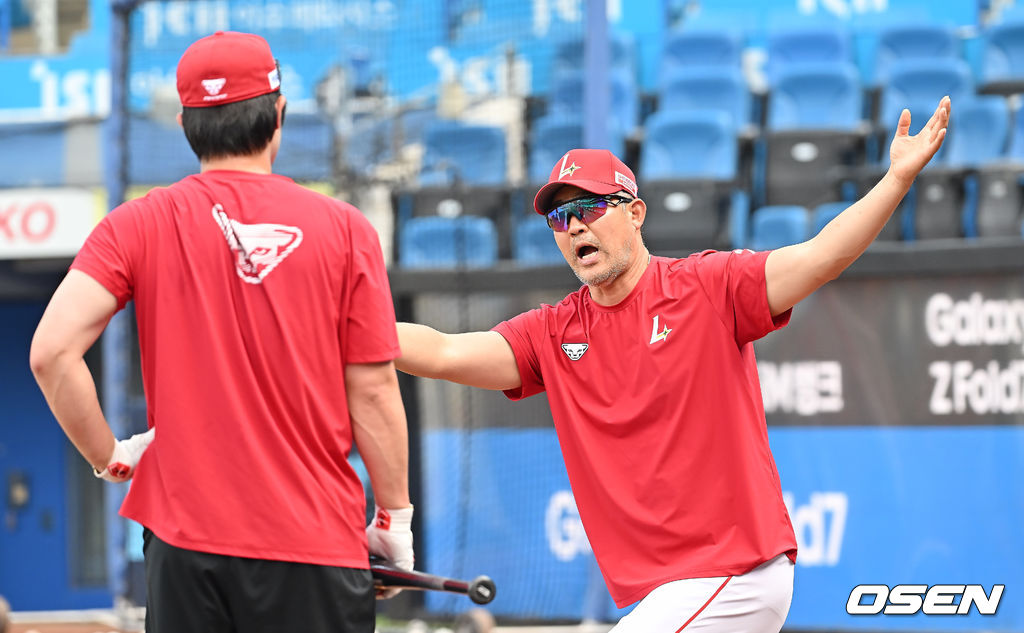 23일 대구삼성라이온즈파크에서 2025 신한 SOL 뱅크 KBO 리그 삼성 라이온즈와 SSG 랜더스의 경기가 열렸다. 홈팀 삼성은 가라비토가, 방문팀 SSG는 김건우가 선발 출전했다. SSG 랜더스 이숭용 감독이 최정에게 타격 조언을 하고 있다. 2025.07.23 / foto0307@osen.co.kr