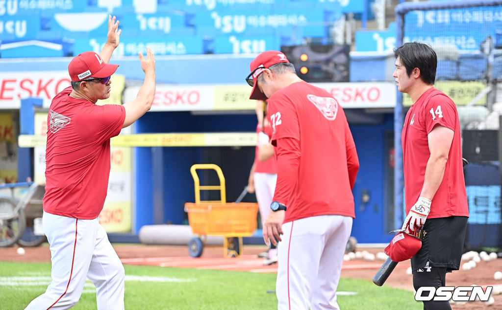 23일 대구삼성라이온즈파크에서 2025 신한 SOL 뱅크 KBO 리그 삼성 라이온즈와 SSG 랜더스의 경기가 열렸다. 홈팀 삼성은 가라비토가, 방문팀 SSG는 김건우가 선발 출전했다. SSG 랜더스 이숭용 감독이 최정에게 타격 조언을 하고 있다. 2025.07.23 / foto0307@osen.co.kr