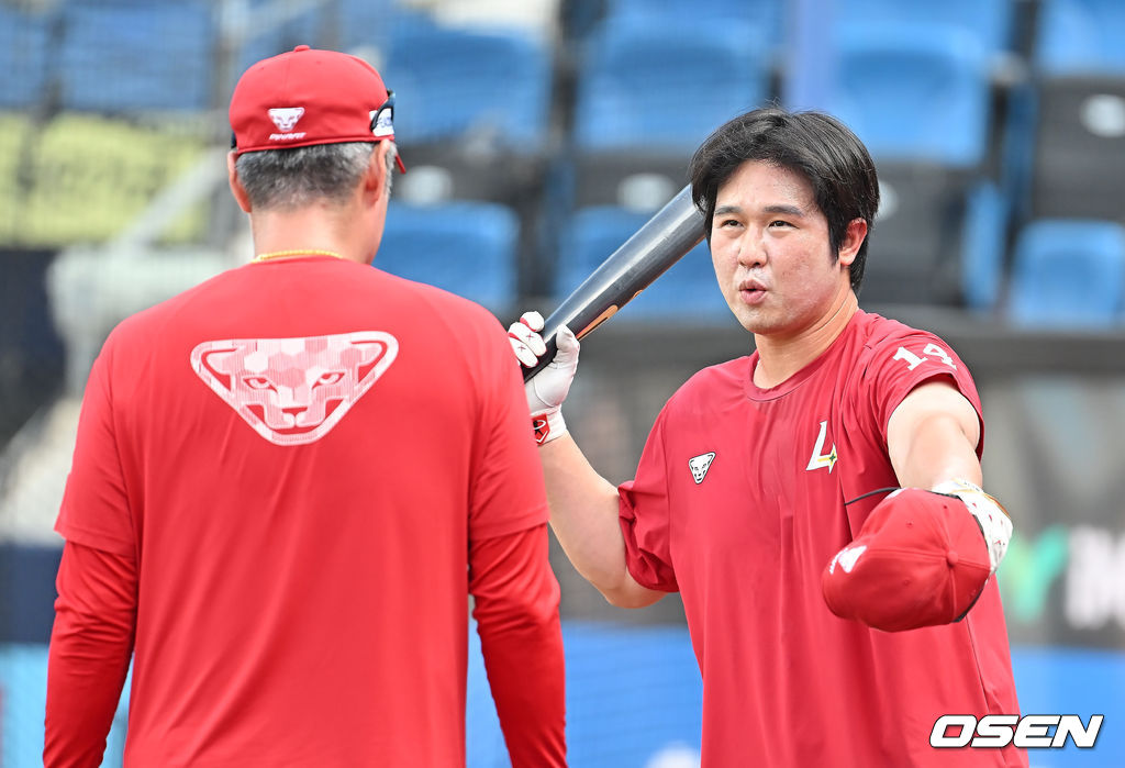 23일 대구삼성라이온즈파크에서 2025 신한 SOL 뱅크 KBO 리그 삼성 라이온즈와 SSG 랜더스의 경기가 열렸다. 홈팀 삼성은 가라비토가, 방문팀 SSG는 김건우가 선발 출전했다. SSG 랜더스 최정이 강병식 코치와 타격에 대해 얘기하고 있다. 2025.07.23 / foto0307@osen.co.kr
