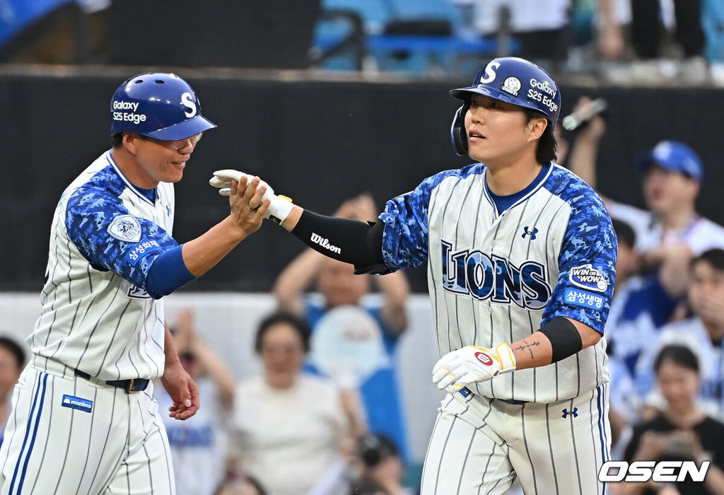 7일 대구삼성라이온즈파크에서 2025 신한 SOL 뱅크 KBO 리그 삼성 라이온즈와 NC 다이노스의 경기가 열렸다. 홈팀 삼성은 레예스가, 방문팀 NC는 신민혁이 선발 출전했다. 삼성 라이온즈 류지혁이 5회말 5회말 2사 우중월 솔로 홈런을 치고 하이파이브를 하고 있다. 2025.06.07 / foto0307@osen.co.kr