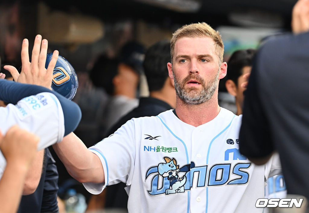 6일 창원NC파크에서 2025 신한 SOL 뱅크 KBO 리그 NC 다이노스와 SSG 랜더스의 경기가 열렸다. 홈팀 NC는 라일리가, 방문팀 SSG는 김건우가 선발 출전했다. NC 다이노스 데이비슨이 2회말 1사 2루 손아섭의 좌중간 2루타때 득점을 올리고 하이파이브를 하고 있다. 2025.07.06 / foto0307@osen.co.kr