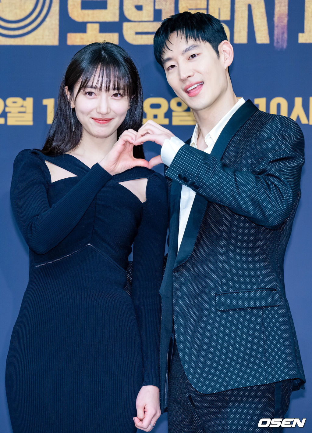 17일 오후 서울 양천구 목동 SBS 방송센터 SBS홀에서 SBS 새 금토드라마 '모범택시2' 제작발표회가 열렸다.배우 이제훈, 표예진이 포토타임을 갖고 있다.  2023.02.17 / rumi@osen.co.kr
