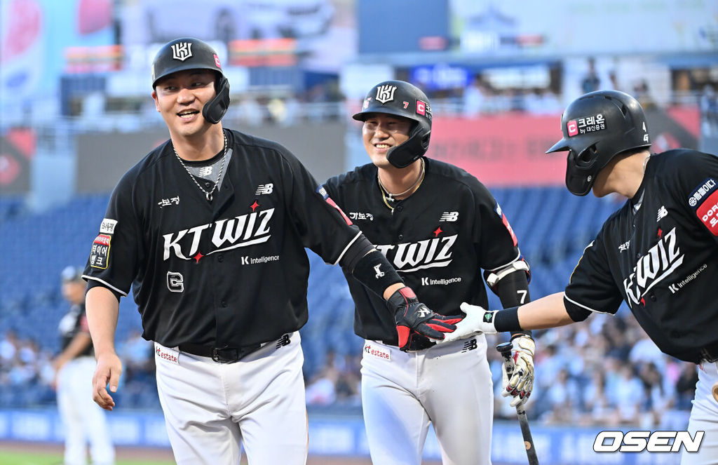 24일 창원NC파크에서 2025 신한 SOL 뱅크 KBO 리그 NC 다이노스와 KT 위즈의 경기가 열렸다. 홈팀 NC는 목지훈이, 방문팀 KT는 배제성이 선발 출전했다. KT 위즈 장성우가 1회초 1사 2,3루 김상수의 좌익수 희생플라이때 득점을 올리고 기쁨을 나누고 있다. 2025.07.24 / foto0307@osen.co.kr